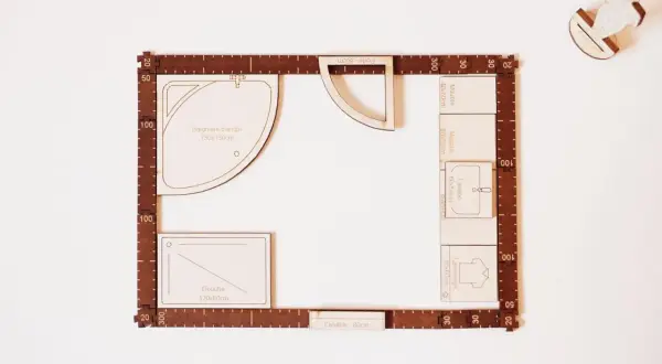 Maquette d'une salle de bain 9m2 avec baignoire d'angle, douche, lavabo, meubles et fenêtre.