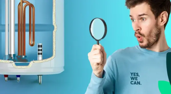 Un homme regarde avec une loupe un chauffe-eau, peut-être pour optimiser la consommation cumulus 300l.