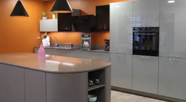 Cuisine moderne avec îlot central gris et armoires bleues claires, parfaite pour rénover une cuisine avec style.
