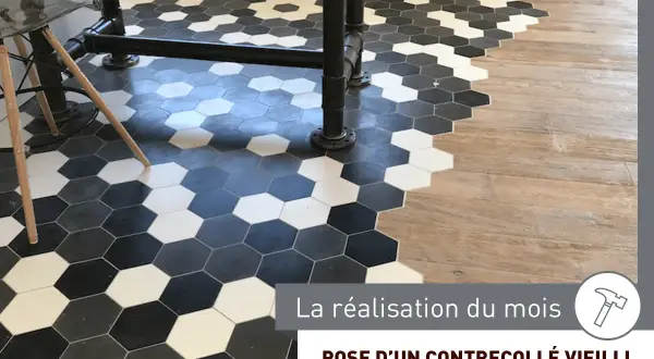 Sol avec un mélange de carrelage hexagonal noir, blanc et gris, et de parquet en bois.