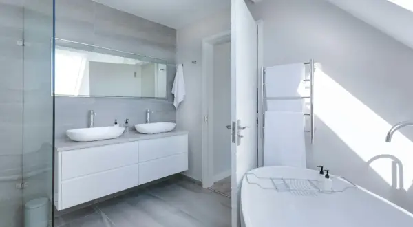 Salle de bain moderne avec double vasque, baignoire îlot et douche vitrée. Une belle idée rénovation salle de bain pour un espace lumineux et épuré.