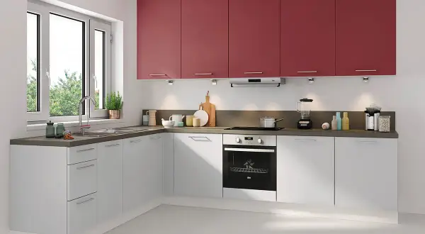 Cuisine moderne avec hotte aspirante discrète. Idées pour comment choisir une hotte aspirante et aménager votre espace.