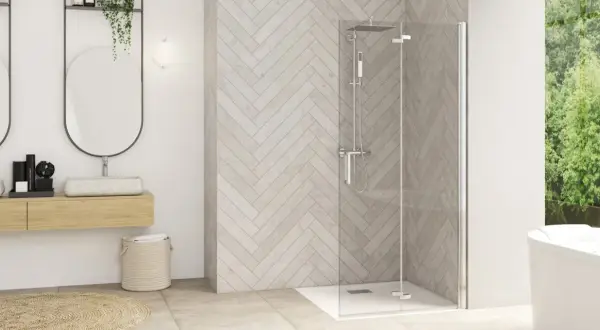 Salle de bain moderne avec paroi de douche en verre, idéale pour enlever calcaire paroi douche. Double vasque et baignoire invitent à la détente.