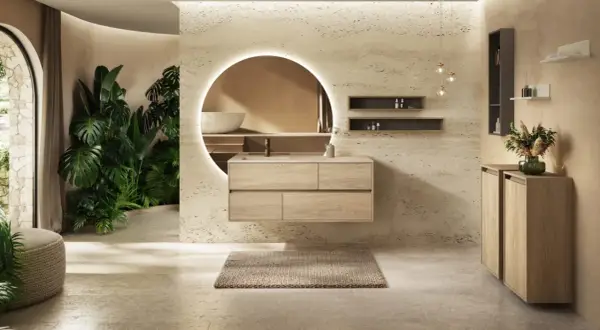 Une salle de bain moderne avec des plantes luxuriantes, un meuble-lavabo suspendu en bois clair et un grand miroir rond éclairé. Une véritable inspiration salle de bain.
