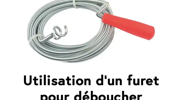 Un furet de plomberie avec une poignée rouge, prêt à déboucher vos canalisations.