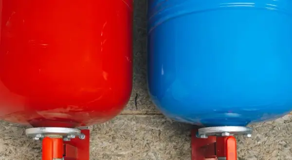 Deux réservoirs, un rouge et un bleu, sont montés sur des supports. Ils semblent prêts à gérer le gonfler vase expansion.