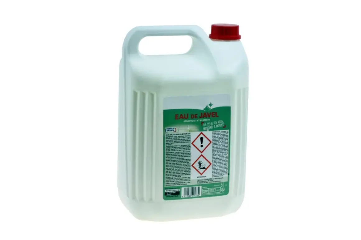 Bidon de 5L d'eau de Javel pour désinfecter et blanchir la salle de bain.