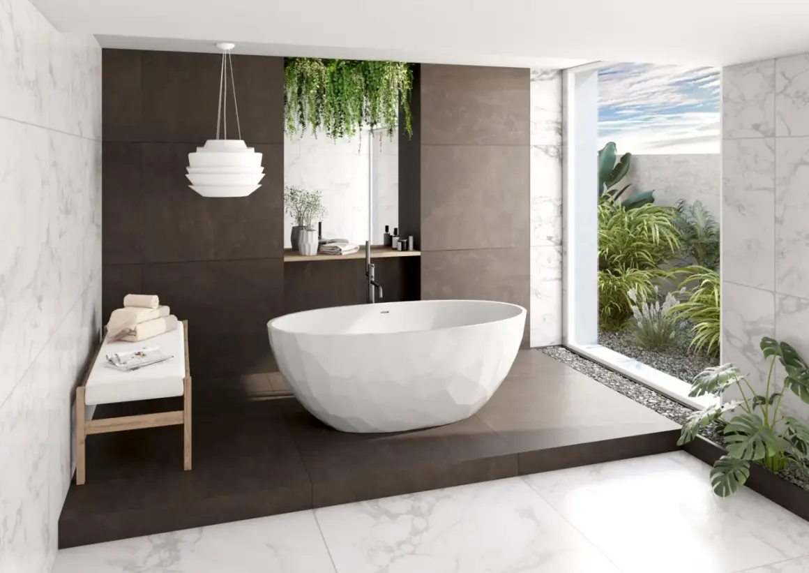 Baignoire îlot moderne dans une salle de bain feng shui, avec des plantes luxuriantes et une vue sur le ciel bleu.