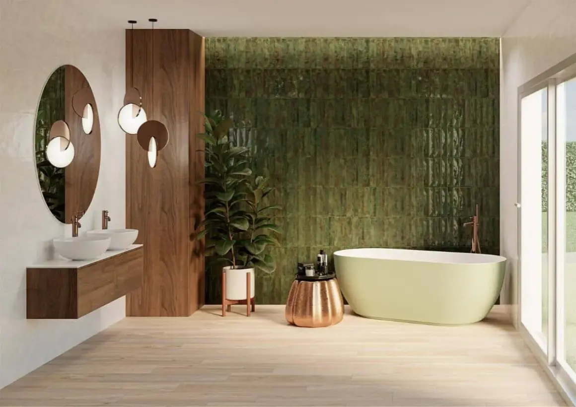 Salle de bain moderne avec mur texturé vert émeraude, parfait pour une inspiration salle de bain zellige. Bain autoportant, double vasque et bois chaleureux.