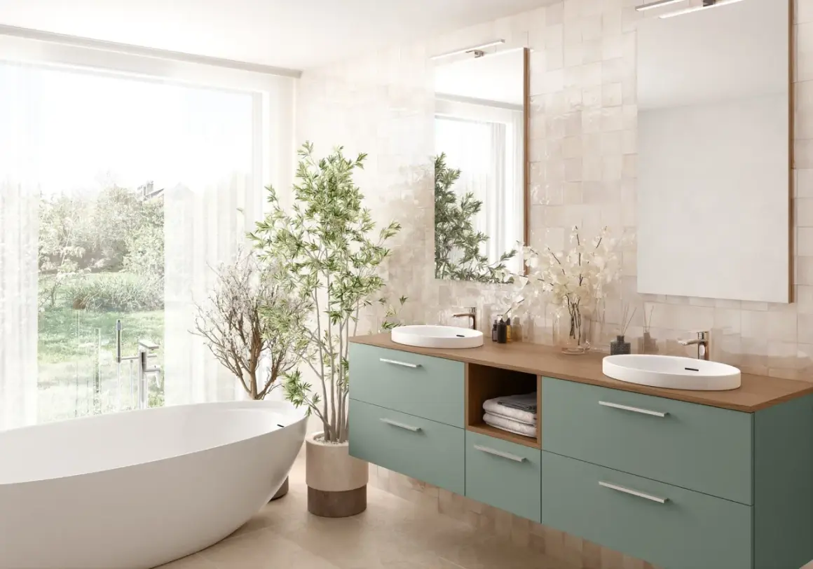Élégante salle de bain verte et beige avec baignoire îlot, double vasque et plantes luxuriantes.