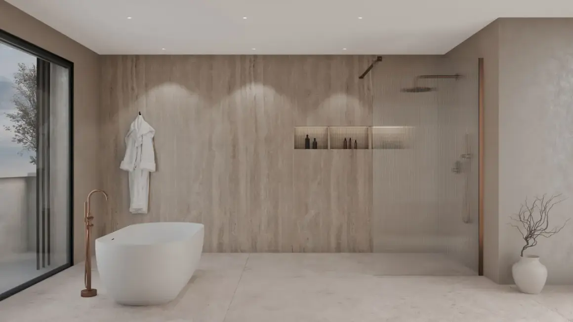Élégante salle de bain beige et blanc avec baignoire îlot, douche vitrée et peignoir blanc suspendu.