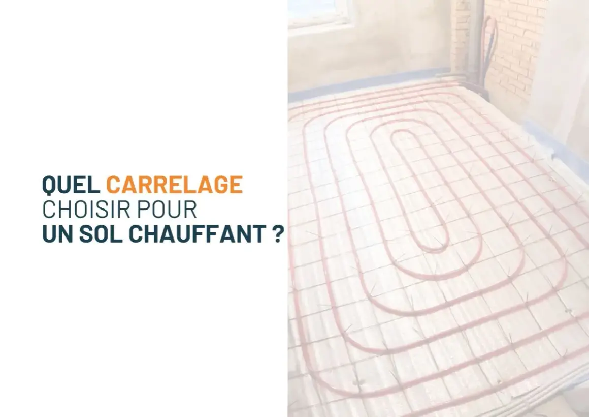Préparation d'un sol chauffant avant pose de carrelage. Le réseau de tubes roses est prêt à être recouvert.