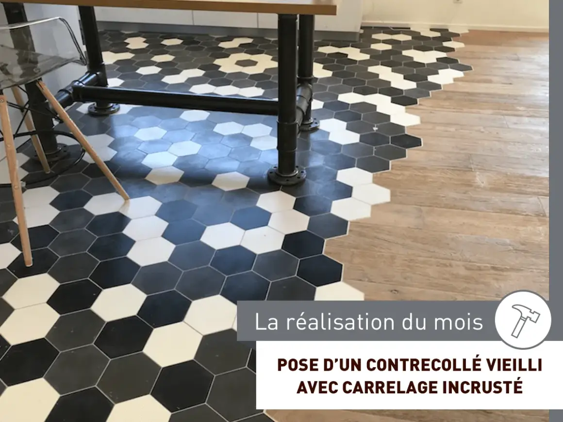 Sol avec un mélange de carrelage hexagonal noir, blanc et gris, et de parquet en bois.
