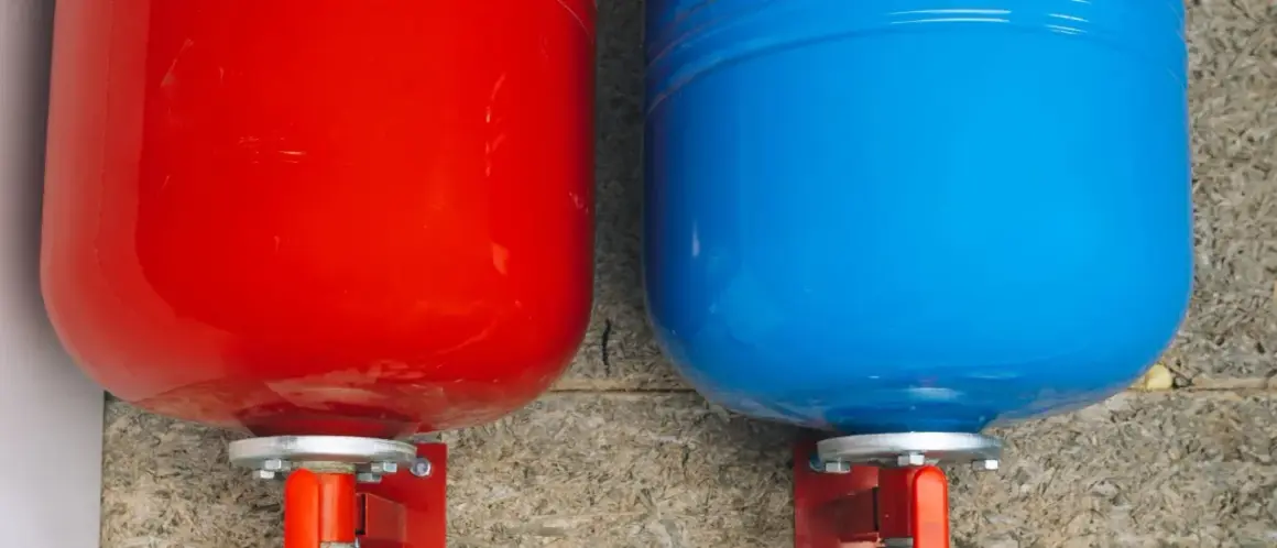 Deux réservoirs, un rouge et un bleu, sont montés sur des supports. Ils semblent prêts à gérer le gonfler vase expansion.