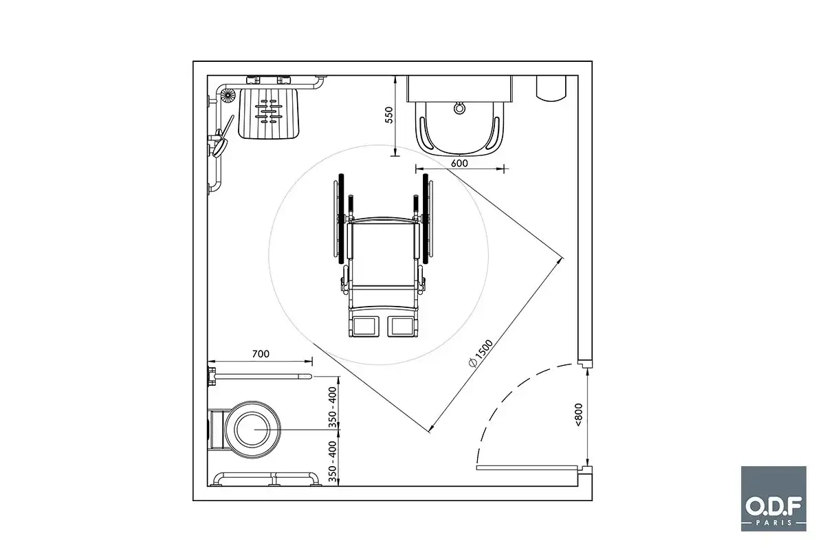 Plan d'une salle de bain adaptée. Une chaise roulante est positionnée au centre, avec un espace de manœuvre de 1500 mm. La largeur porte handicapé wc est de 800 mm minimum.
