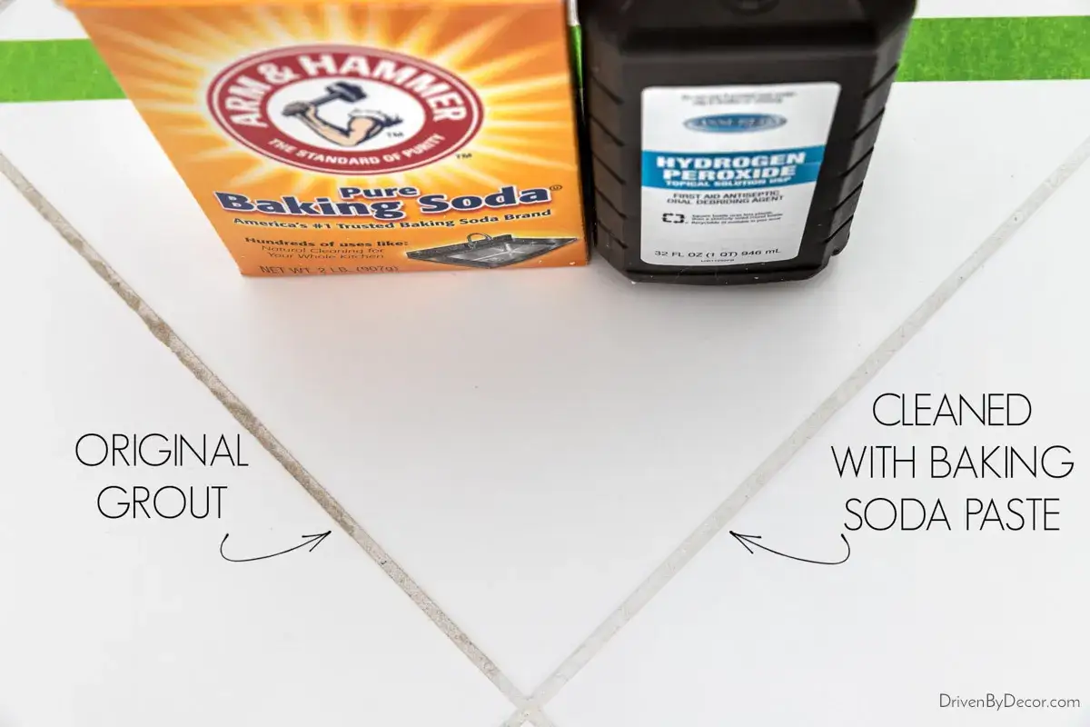 Nettoyer joint salle de bain bicarbonate vinaigre : une bo&icirc;te de bicarbonate et une bouteille de peroxyde d'hydrog&egrave;ne &agrave; c&ocirc;t&eacute; de joints de carrelage sales et nettoy&eacute;s.