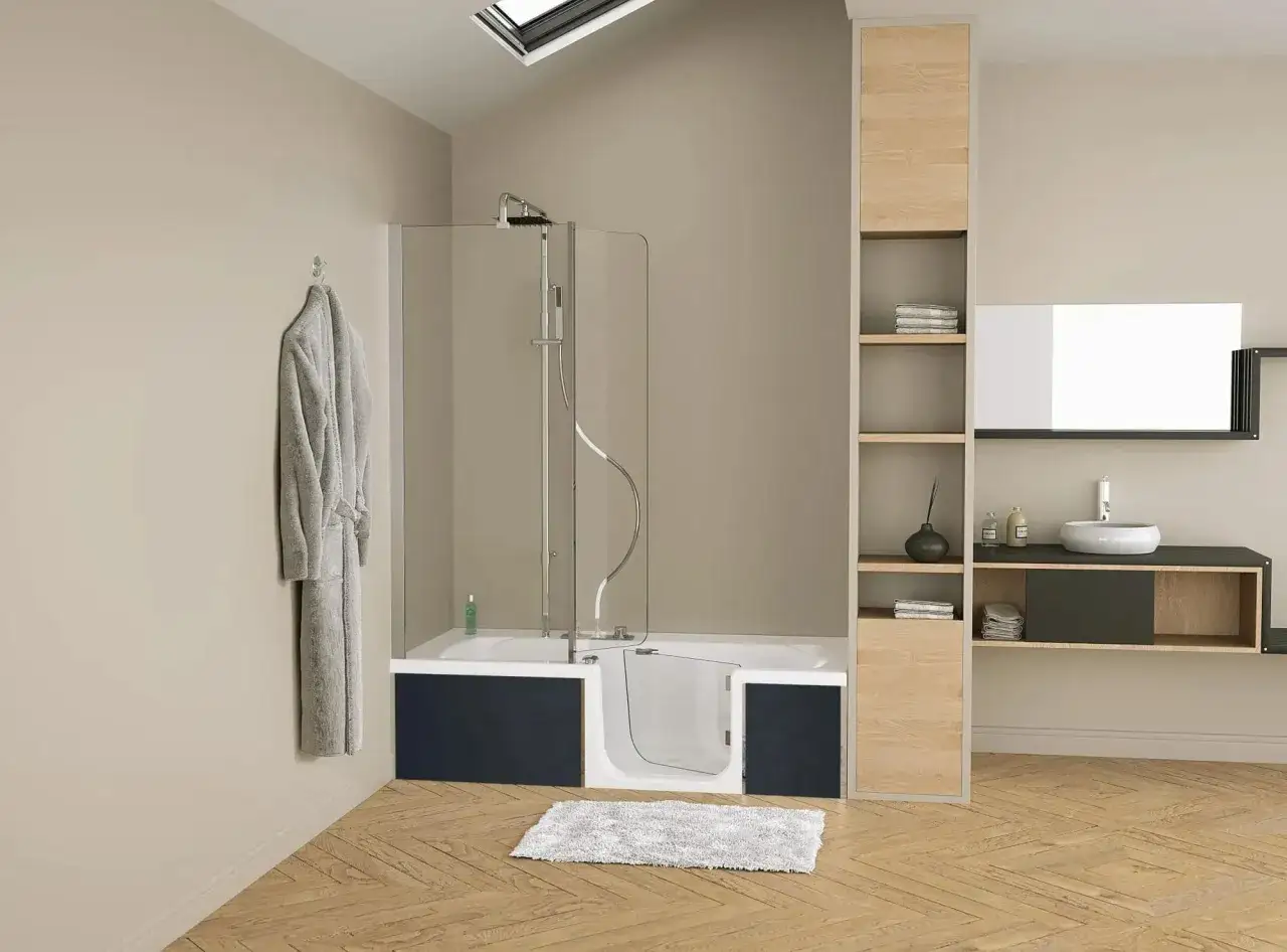 Salle de bain moderne avec douche à l'italienne, idéale pour un remplacement baignoire par douche. Un peignoir gris est suspendu.
