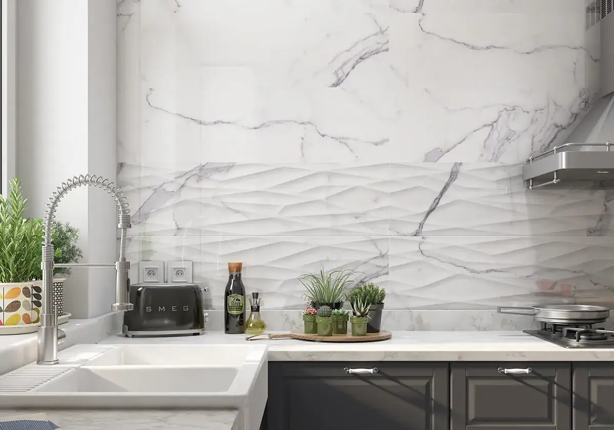 Une cuisine moderne avec une crédence en faience murale effet marbre veiné de violet et une partie texturée en relief.