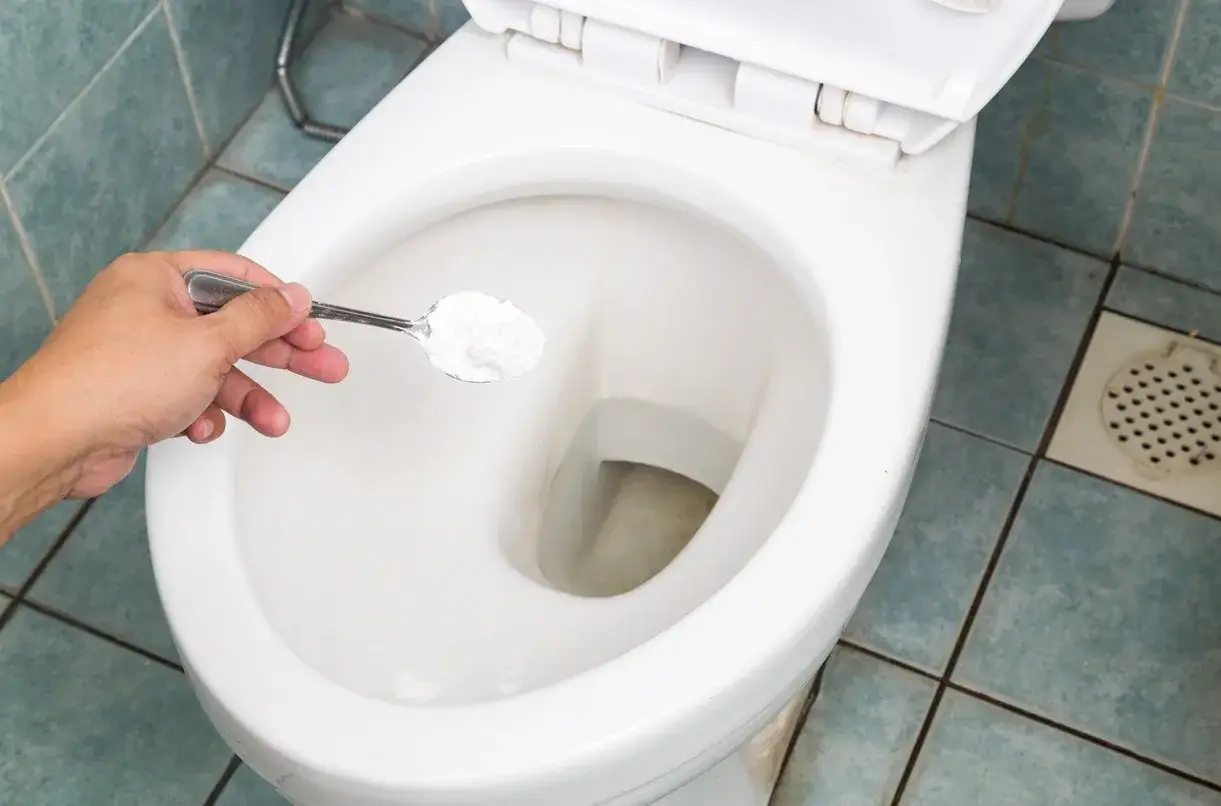 Une cuillère de bicarbonate de soude, une astuce de grand-mère pour détartrer les wc.