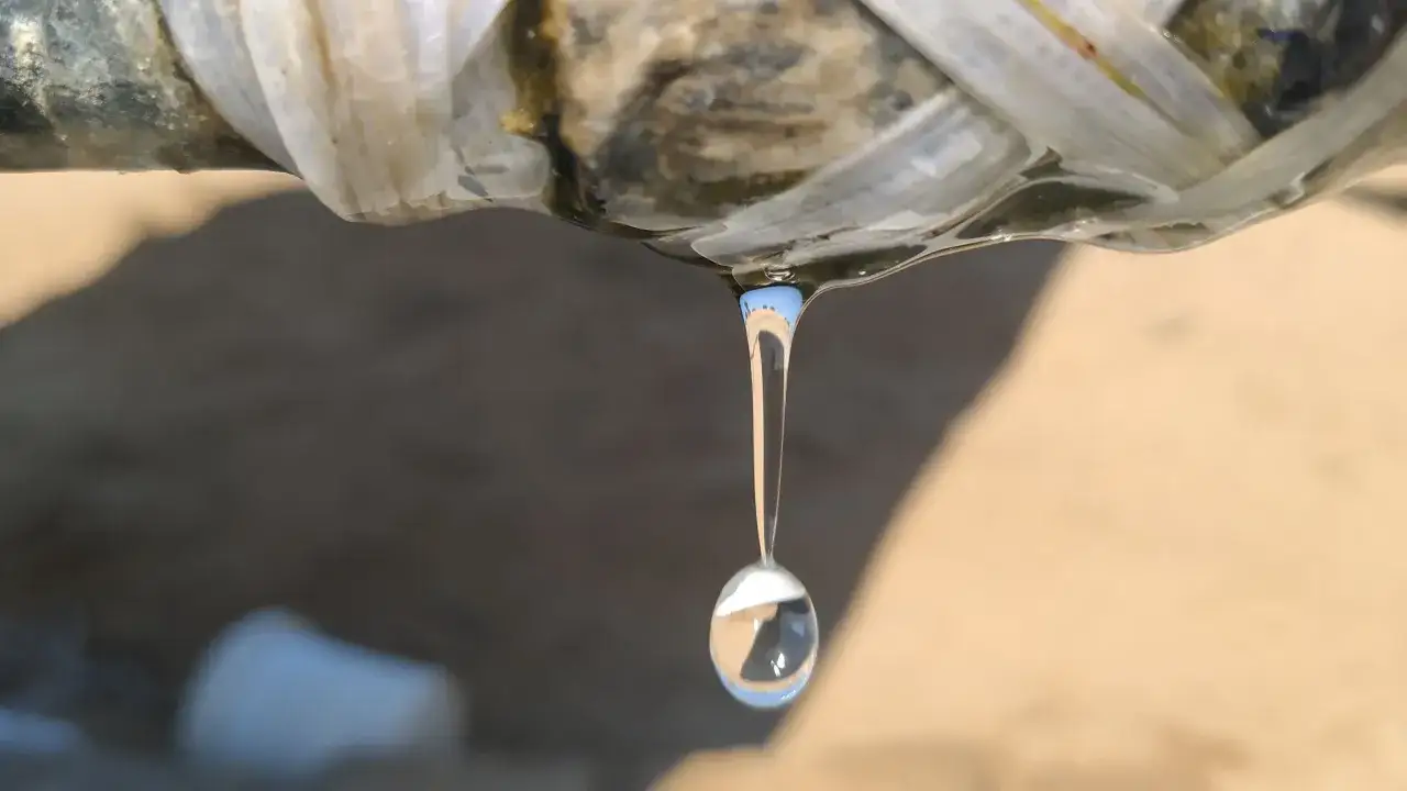 Goutte d'eau tombant d'un tuyau, signe d'une fuite &agrave; colmater.
