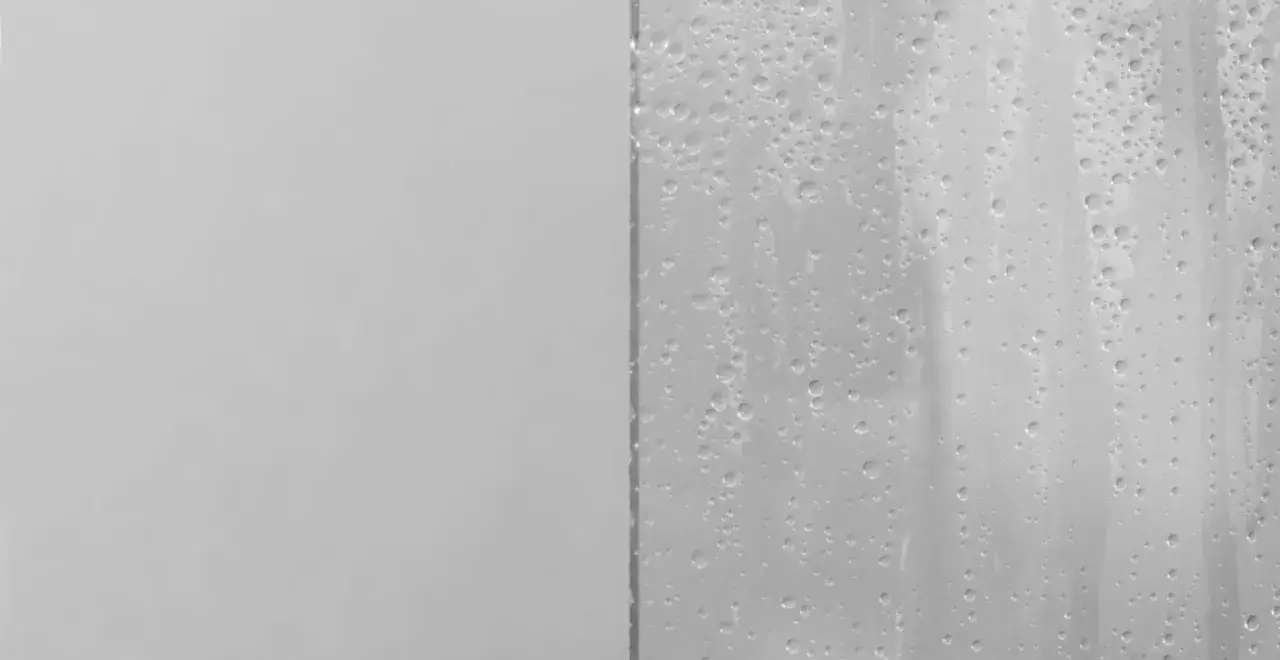 Gouttes d'eau sur une paroi de douche, montrant la difficult&eacute; d'enlever le calcaire.