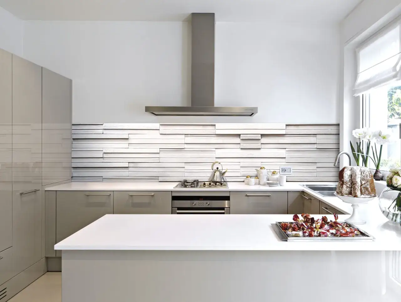 Crédence texturée en pierre, idéale pour une cuisine moderne. Quelle crédence choisir pour un style épuré ?