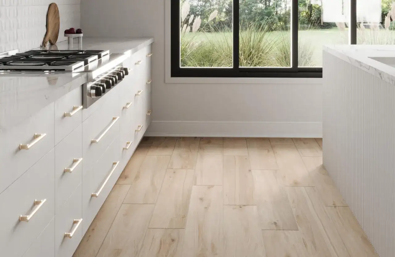 Pose carrelage imitation parquet dans une cuisine moderne. Le sol en bois clair apporte chaleur et luminosité.