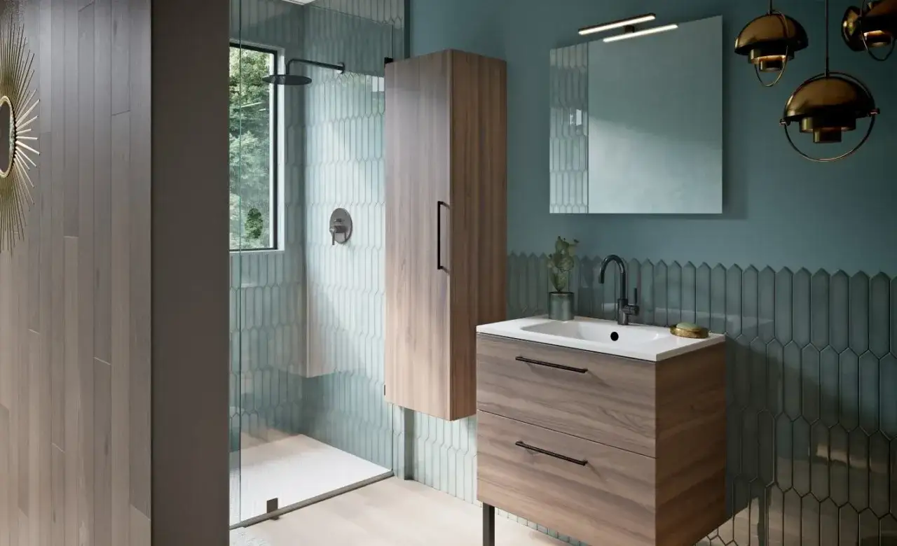 Élégante salle de bain italienne petite surface avec douche vitrée, meuble vasque en bois et carrelage vert d'eau.