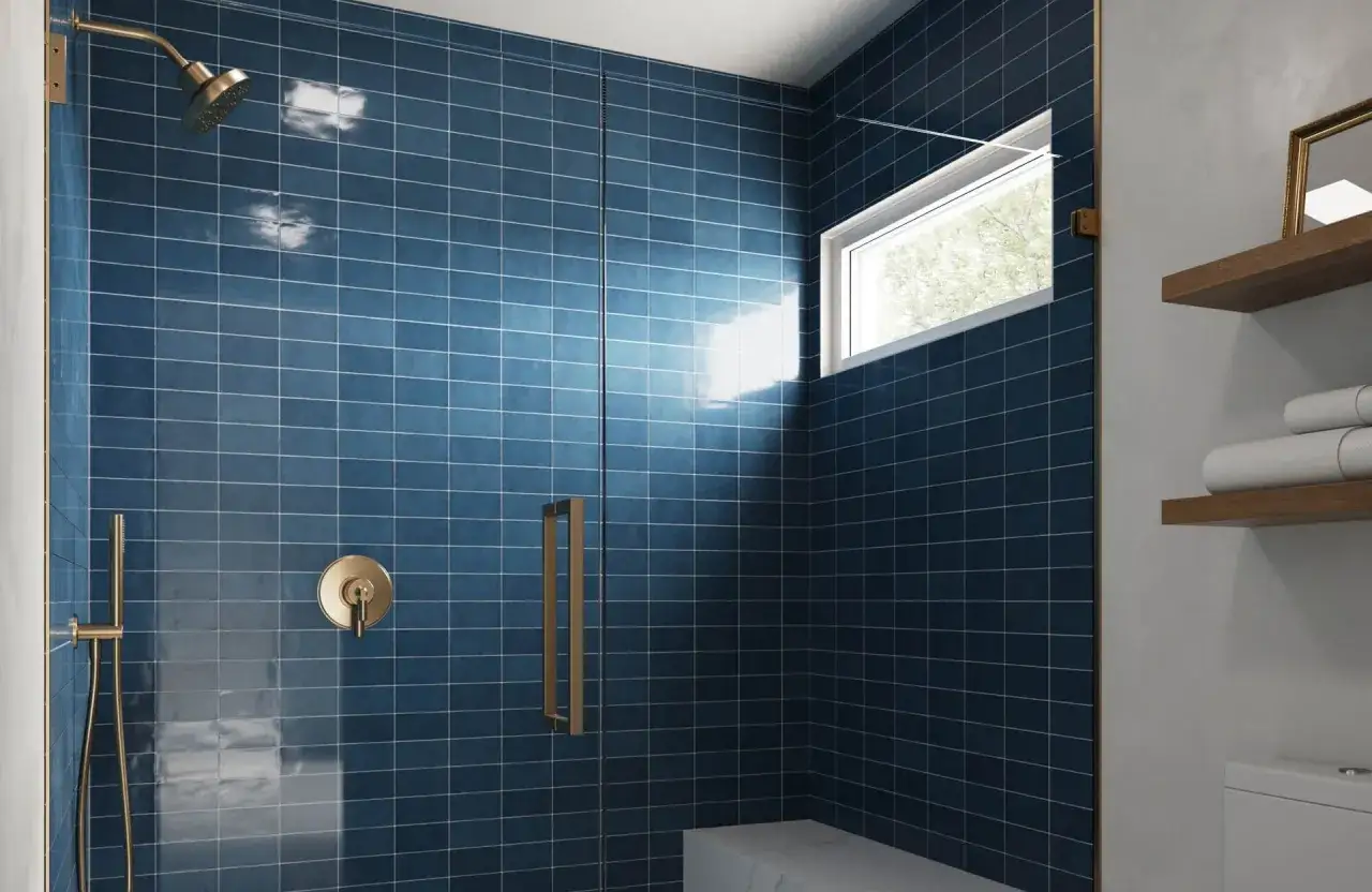 Douche moderne aux carreaux bleus, prête pour le nettoyage de la salle de bain. Lumière naturelle filtrant par la fenêtre.