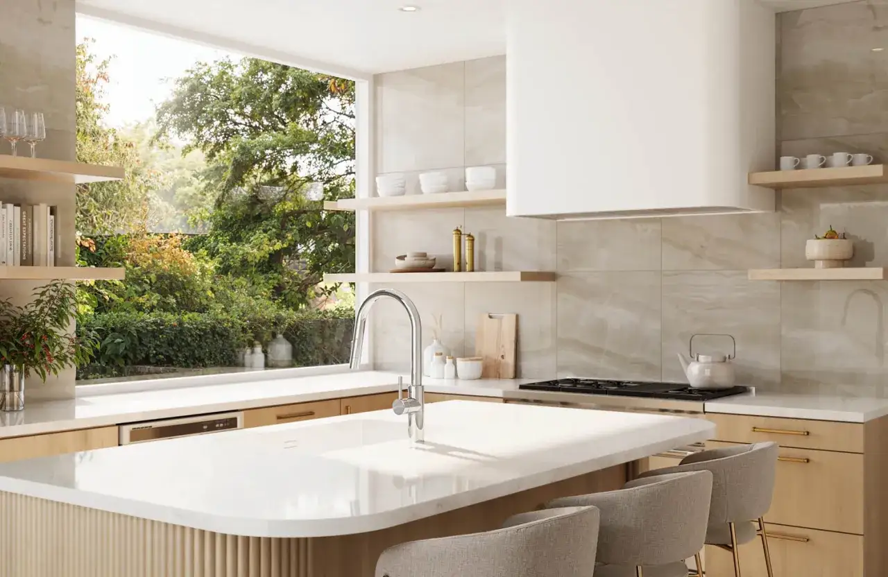 Cuisine moderne avec îlot central, hotte blanche épurée et étagères en bois. Une belle idée de crédence cuisine blanche pour un look lumineux et aéré.
