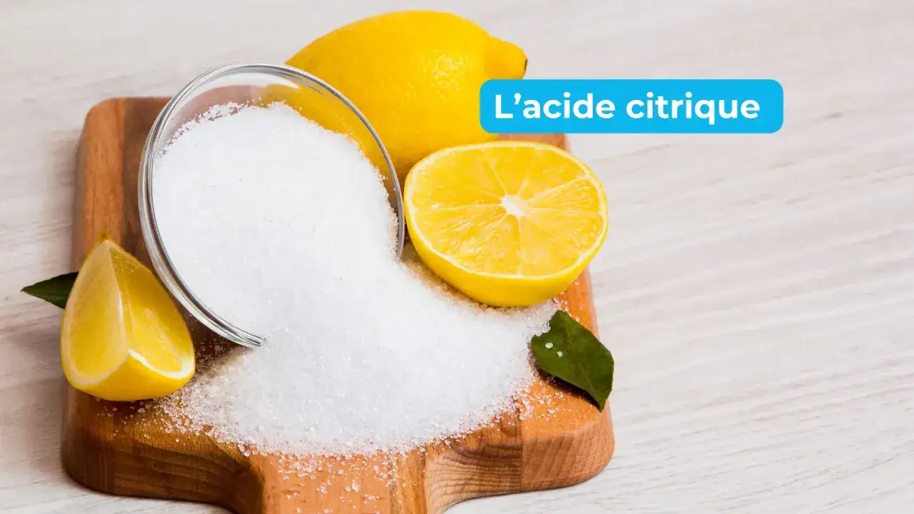 Citrons et acide citrique en poudre sur une planche à découper en bois. Idéal pour nettoyer les toilettes et détartrer.