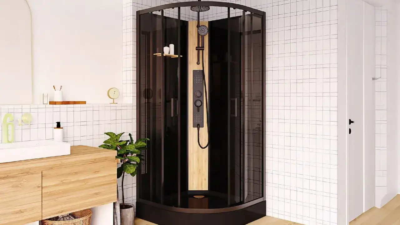 Une cabine de douche moderne avec une colonne de douche noire et un panneau en bois, promettant une exp&eacute;rience de douche sensorielle.