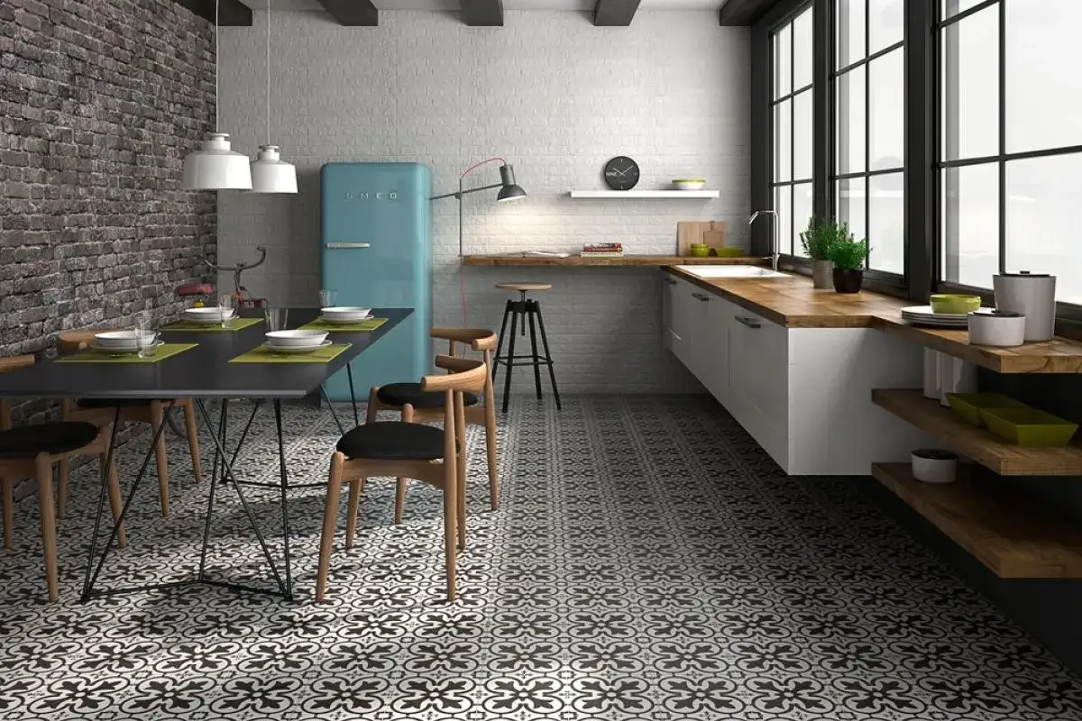 Carrelage d'une maison ancienne rénovée, avec un sol à motifs noirs et blancs, un réfrigérateur Smeg bleu et une table à manger.