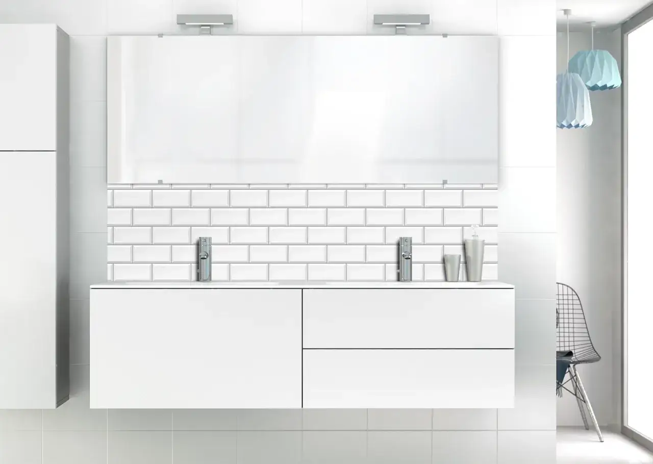 Salle de bain moderne avec double lavabo, miroir et faïence blanche. La hauteur de la faïence au-dessus du lavabo crée une ligne épurée.