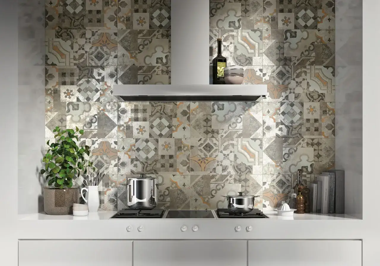 Inspiration carrelage cuisine : mur orné de carreaux vintage, hotte moderne, et ustensiles de cuisine.