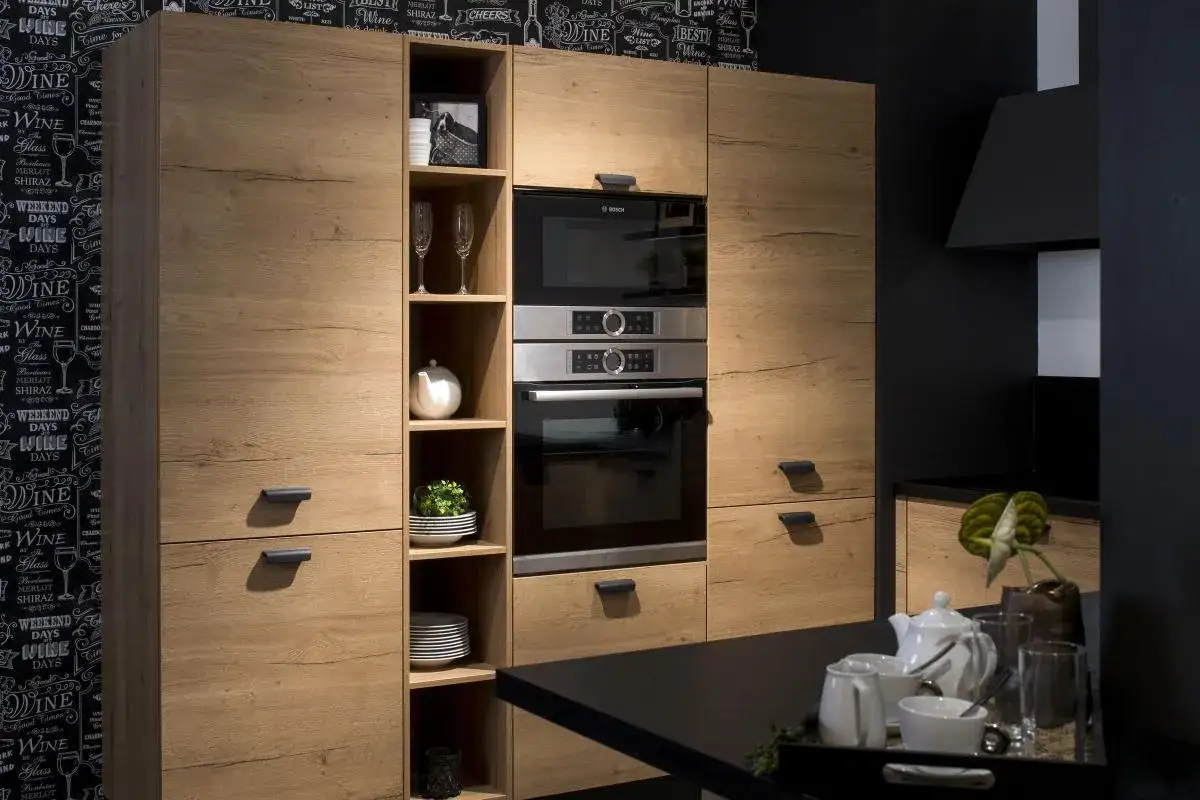 Cuisine moderne avec un dimension micro onde encastrable en acier inoxydable, entouré d'armoires en bois clair.