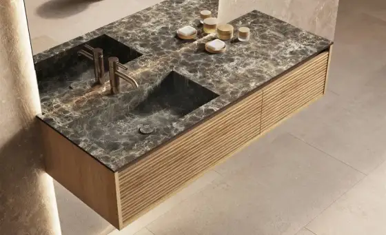 Salle de bain marbre et parquet - réussir l’équilibre sans faux pas