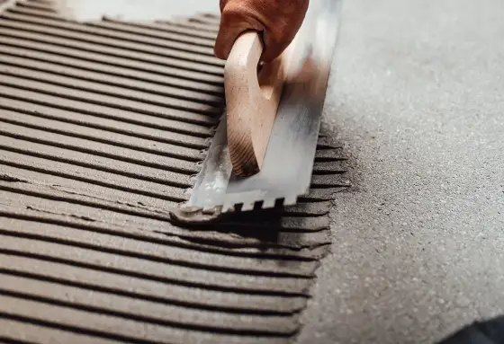 Carrelage collé - support, colle et gestes qui font la différence