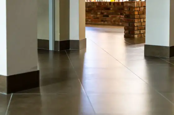 Pose de plinthes de carrelage - réussir une finition nette