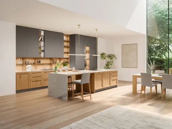 Cuisine moderne avec îlot central en marbre, meubles en bois et gris, et grande fenêtre donnant sur la verdure. Parfaites idées cuisine pour un espace lumineux.