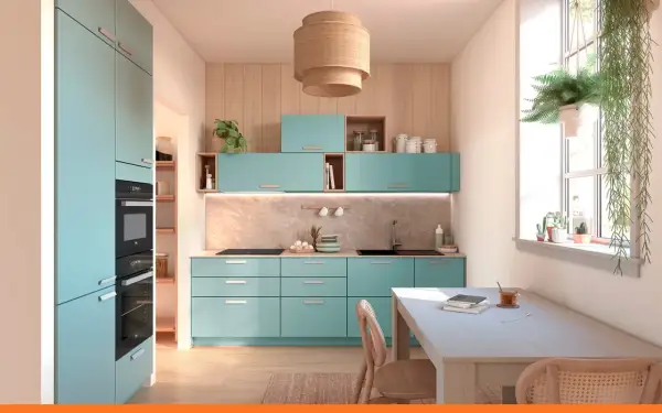 Cuisine bleu pastel et bois, avec des armoires modernes, un plan de travail en marbre, une table en bois et une fenêtre lumineuse.