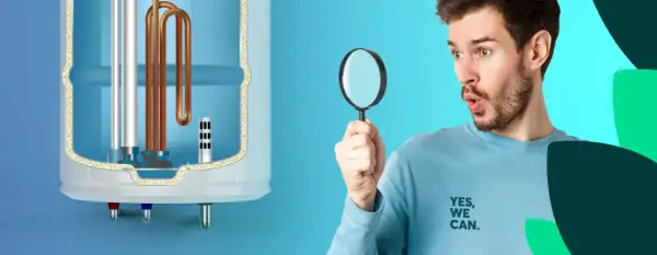 Un homme regarde avec une loupe un chauffe-eau, peut-être pour optimiser la consommation cumulus 300l.