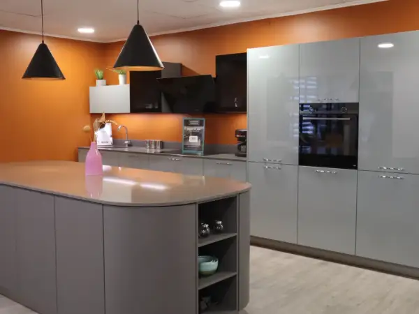 Cuisine moderne avec îlot central gris et armoires bleues claires, parfaite pour rénover une cuisine avec style.