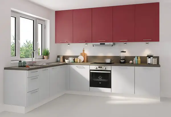 Cuisine moderne avec hotte aspirante discrète. Idées pour comment choisir une hotte aspirante et aménager votre espace.