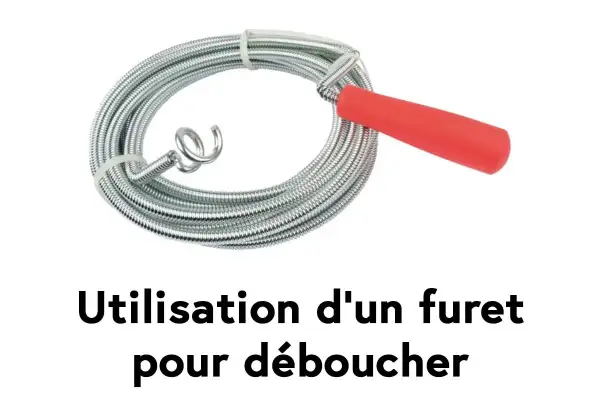Un furet de plomberie avec une poignée rouge, prêt à déboucher vos canalisations.