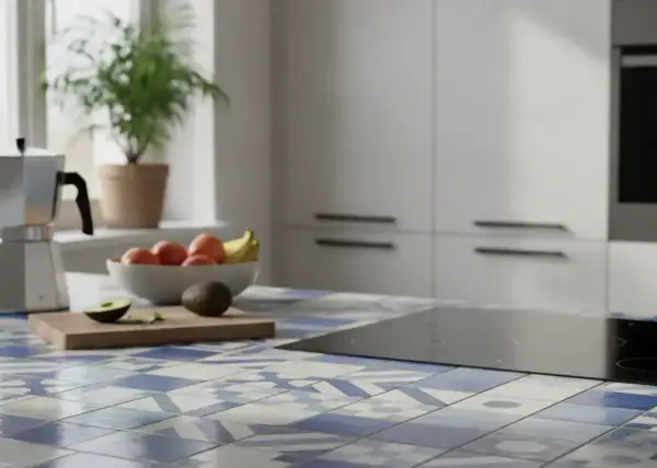 Carrelage d'une maison ancienne rénovée, avec une plaque de cuisson moderne et des fruits frais sur le plan de travail.